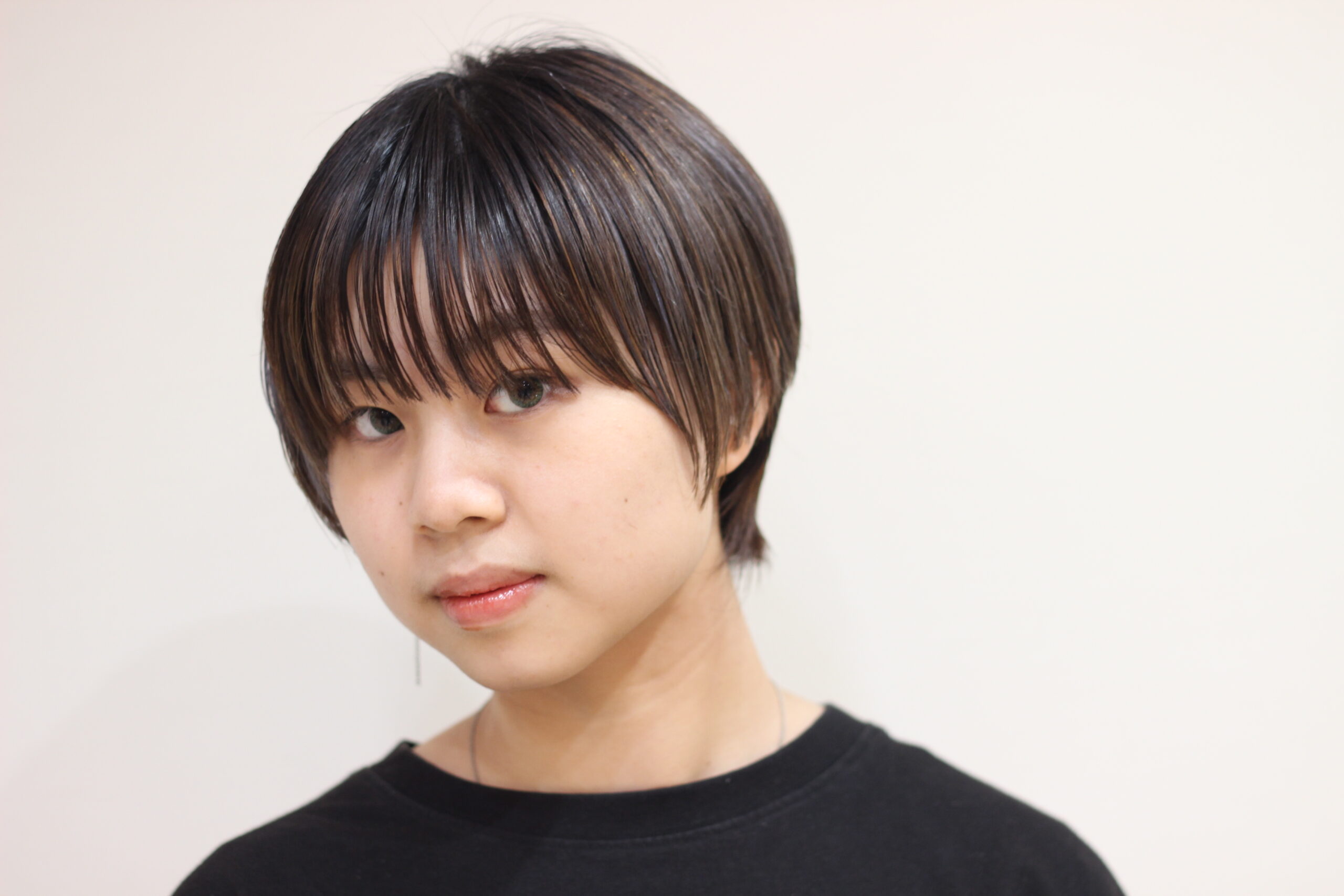 多毛でも広がる髪でも、おさまるショートヘア。マッシュショート